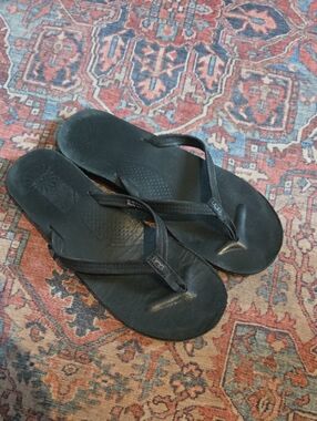 UGG Kayla Leather Flip Flops Black size 8